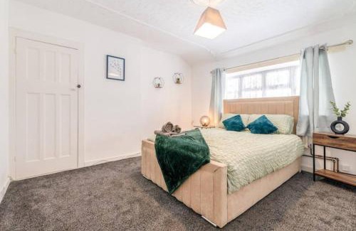 Grays House | 3-Bed House Near Lakeside Mall, Onsite Parking