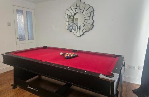 Bridgend House | 3 Bed House - Sleeps 6 - Parking - Wifi
