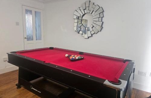 Bridgend House | 3 Bed House - Sleeps 6 - Parking - Wifi