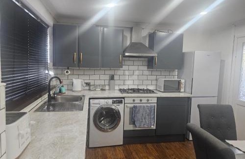 Bridgend House | 3 Bed House - Sleeps 6 - Parking - Wifi