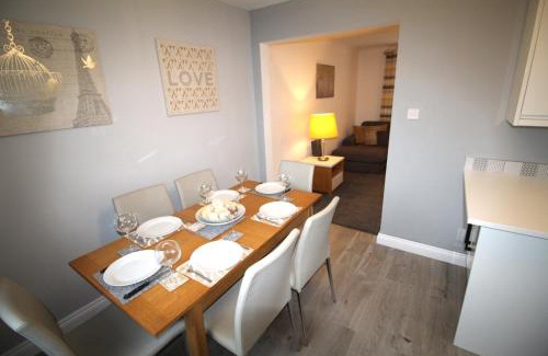 Rowlands Gill House | 3 Bed House - Sleeps 6 - Parking - Pets - Garden