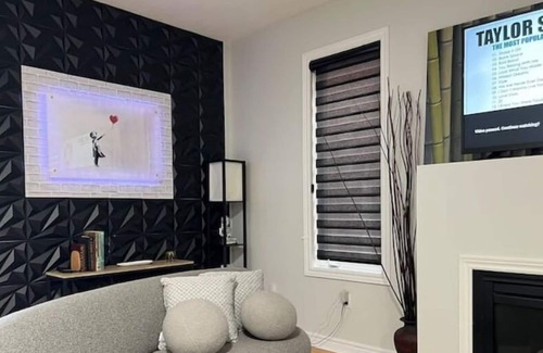 East Credit Apartment | 3 bed house with chefs kitchen