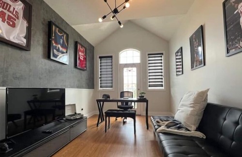 East Credit Apartment | 3 bed house with chefs kitchen