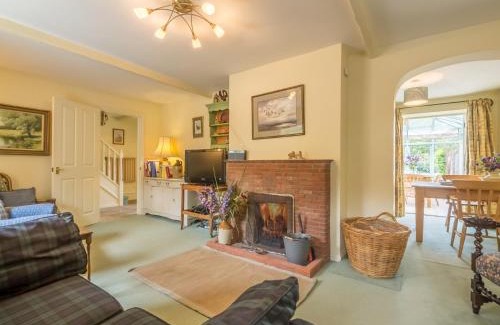 Thornham House | 3 Bed in Thornham KT111
