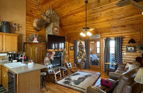 Notch Estates Cabin | 3 bed Log Cabin, w/2 Jacuzzi, 1 mi to SDC, pool, nature trails, private lake