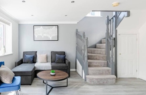 Slough House | 3 bed /sleeps 6 close to Windsor Castle and Legoland in Family Friendly Location