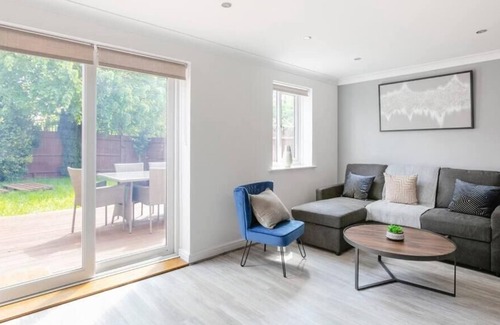 Slough House | 3 bed /sleeps 6 close to Windsor Castle and Legoland in Family Friendly Location