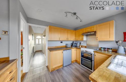 Basingstoke House | 3 Bed, sleeps 6, with parking and WiFi