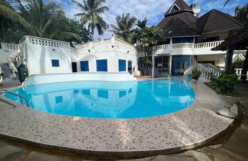 Galu Beach Villa | 3 Bed Villa - Sleeps 6 - Wifi - Parking