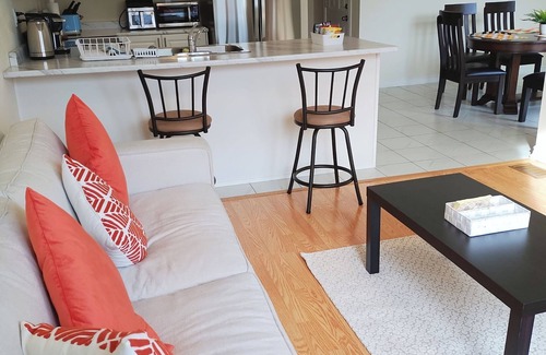 Courtice House | 3 Bedr for 6 Sleep townhome in Courtice 15% 0ff