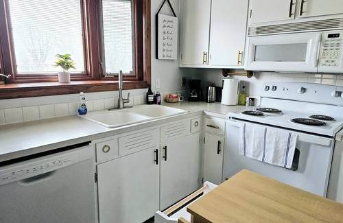 Lincoln House | 3 bedroom, 1 bath furnished rental