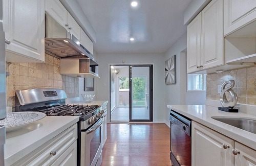 Clearview House | 3 Bedroom 2.5 Bathroom House with Pool Table, Swing, Outdoor BBQ & Gym