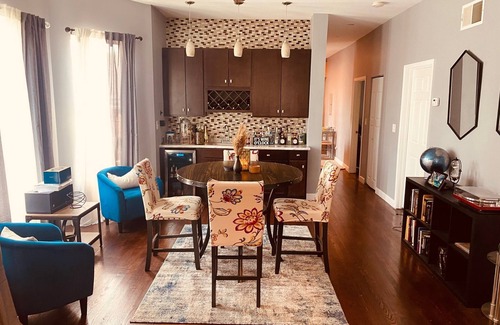 South Shore Apartment | 3 Bedroom 2 Bath beauty located steps away from Rainbow Beach, Metra stop, CTA.