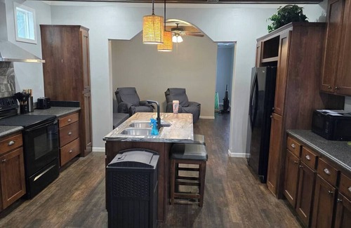 Negreet House | 3-bedroom 2 bath by the lake with Starlink Wifi, AC, and Roku TV in all rooms