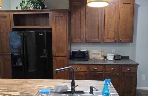 Negreet House | 3-bedroom 2 bath by the lake with Starlink Wifi, AC, and Roku TV in all rooms