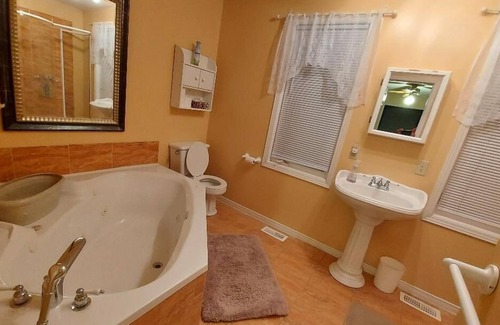 Leeds and the Thousand Islands House | 3 bedroom 2 bath house near ganaoque on the st lawrence river
