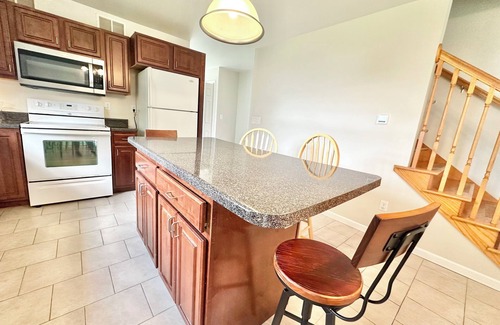 Danville House | 3 Bedroom 2 Bath Modern Town Home Near GMC