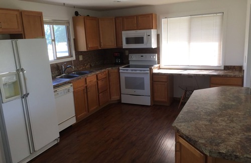 Billings House | 3 Bedroom 2 Bath W/2 car garage next to DanWalt Gardens