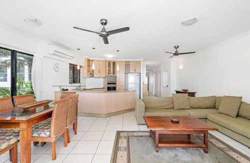 Trinity Beach Apartment | 3 Bedroom 2 Bathroom 2nd Floor Beachfront Meridien Apartment Trinity Beach