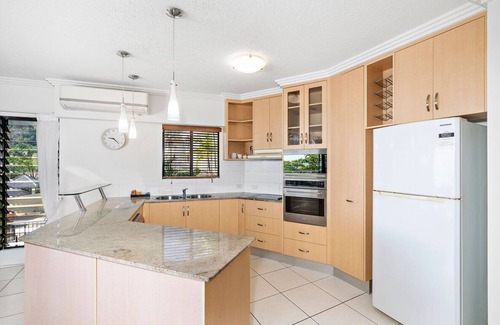 Trinity Beach Apartment | 3 Bedroom 2 Bathroom 2nd Floor Beachfront Meridien Apartment Trinity Beach