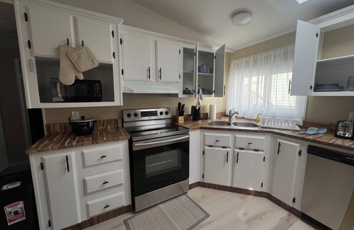 Yellowknife House | 3 bedroom, 2 bathroom across from Walmart, 5 minutes to the airport & hospital.