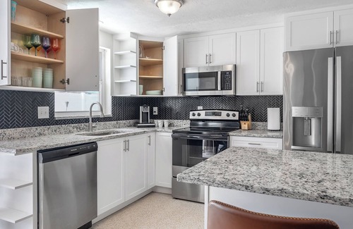 Palm Harbor House | 3 Bedroom 2 Bathroom HEATED POOL home with putting green