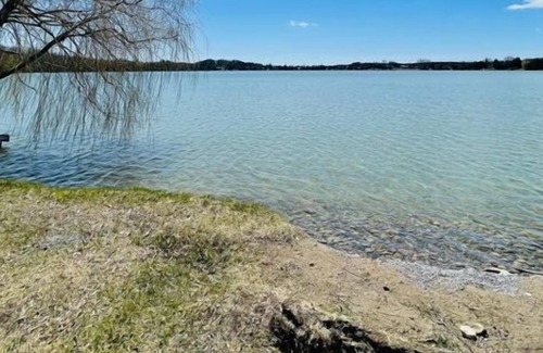 Colborne House | 3 bedroom 2 bathroom 1.5 storey cottage on Little Lake