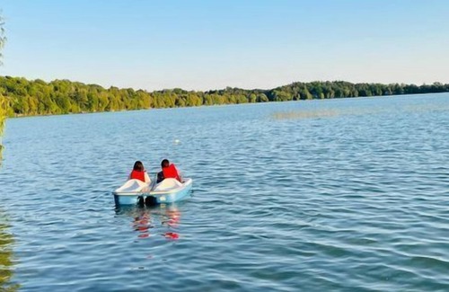 Colborne House | 3 bedroom 2 bathroom 1.5 storey cottage on Little Lake