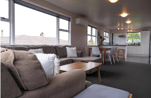 Pakuranga House | 3-bedroom, 2-bathroom Bright & Sunny Family home