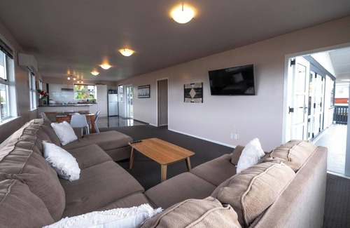 Pakuranga House | 3-bedroom, 2-bathroom Bright & Sunny Family home