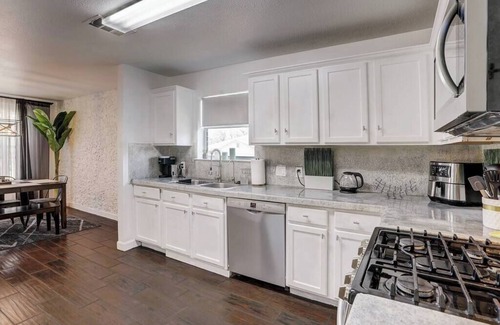 Austin House | 3 Bedroom 2 Baths House with 4 Beds near Tesla HQ