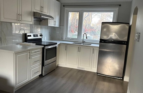 Toronto House | 3 Bedroom + 2 Full Bath + Dine + Big Living Room + Sofa + Internet + Utilities