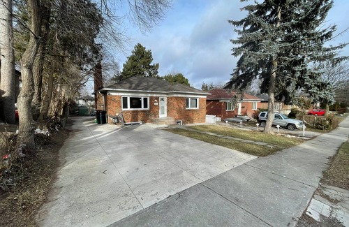 Toronto House | 3 Bedroom + 2 Full Bath + Dine + Big Living Room + Sofa + Internet + Utilities