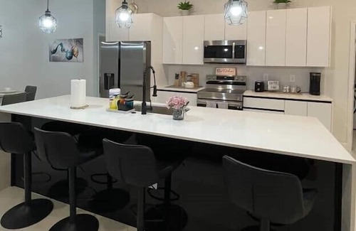 Sunshine Apartment | 3 Bedroom 654080 by Houzlet