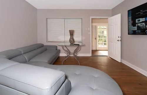 Parkside Apartment | 3 Bedroom 654492 by Houzlet