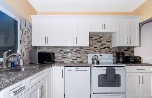 Parkside Apartment | 3 Bedroom 654492 by Houzlet