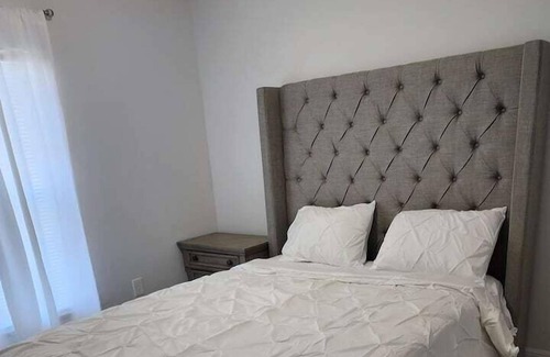 Harris Apartment | 3 Bedroom 812855 by Houzlet
