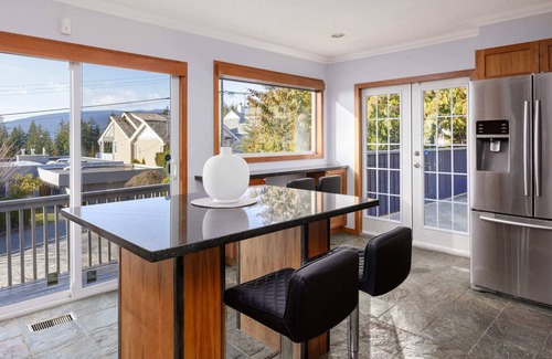 Upper Lonsdale Apartment | 3 Bedroom Apartment in NorthVan