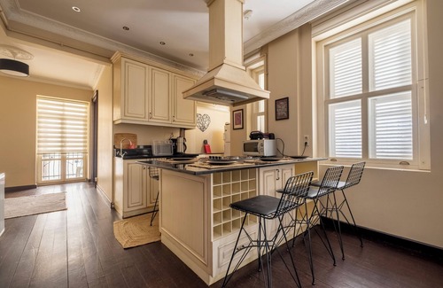 Gumussuyu Mahallesi Apartment | 3-bedroom apartment in charming Istanbul with AC