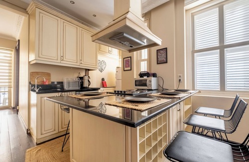 Gumussuyu Mahallesi Apartment | 3-bedroom apartment in charming Istanbul with AC