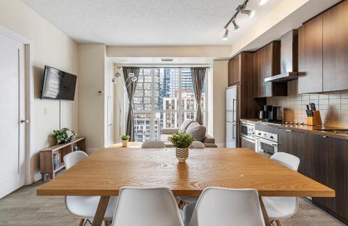 Toronto Entertainment District Apartment | 3-Bedroom Apartment in the Heart of Downtown Toronto Walk to Shops and Attractions