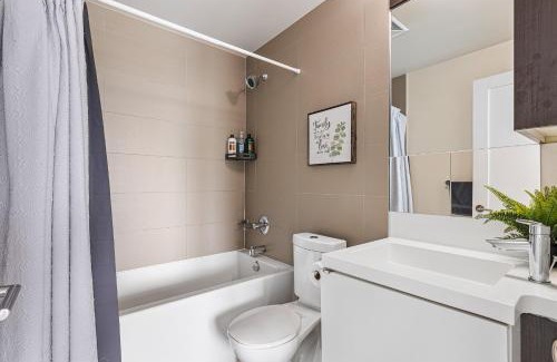 Toronto Entertainment District Apartment | 3-Bedroom Apartment in the Heart of Downtown Toronto Walk to Shops and Attractions