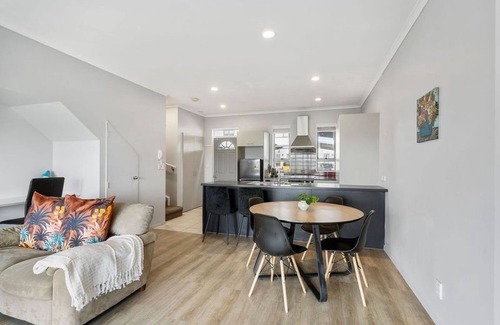 Flat Bush Apartment | 3 Bedroom Apartment with a balconies + 2 Car Parks
