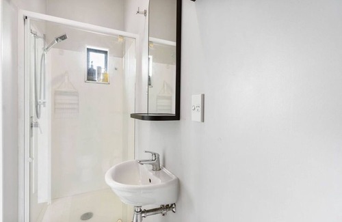 Flat Bush Apartment | 3 Bedroom Apartment with a balconies + 2 Car Parks