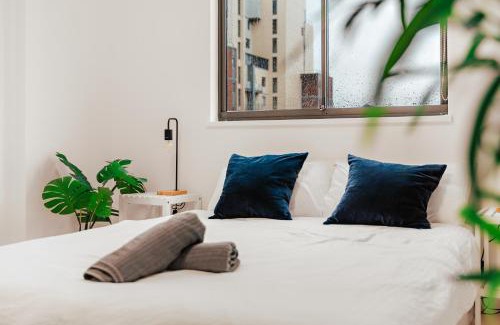 Pyrmont Apartment | 3 Bedroom Apartment with Parking and Pool Access