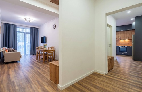 Tbilisi Apartment | 3-bedroom apt., AC WiFi full kitchen, 2 min. walk from Metro, up to 8people