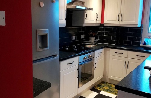 Renfrew Apartment | 3 bedroom apt. Virgin internet 100 Mbps, Virgin Tv, Netflix and free parking