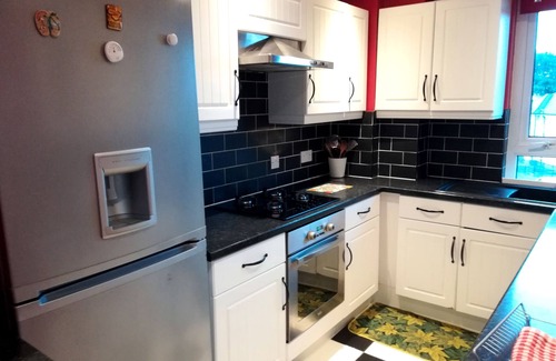 Renfrew Apartment | 3 bedroom apt. Virgin internet 100 Mbps, Virgin Tv, Netflix and free parking
