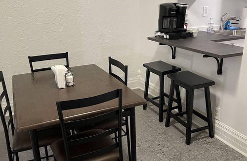 Fort Wayne Apartment | 3-bedroom apt with central ac , Downtown unit2 walking distance Fort Wayne.