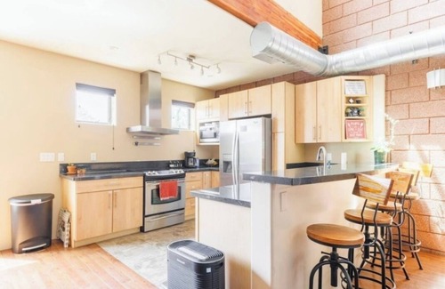 Riverside House | 3-bedroom/bath Townhome in fabulous Tempe Walking Distance to ASU with AC, WiFi